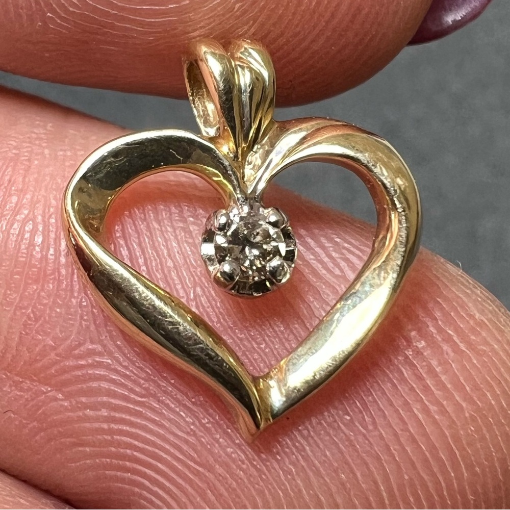 Elegant 14K Yellow Gold Heart Pendant with a Genuine Diamond Accent 0.9g